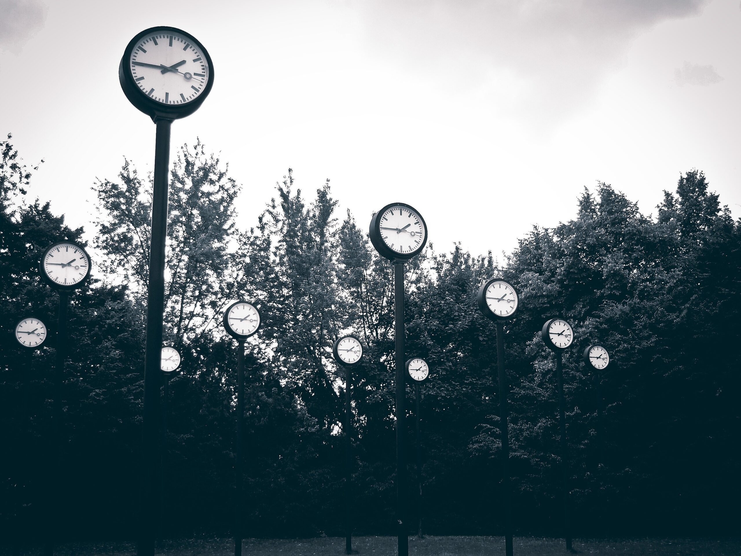 Una pila de rellotges marquen el temps circular de les nostres narracions